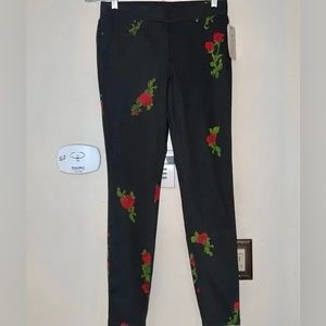 New Black with rose 🌹 print leggings
size M